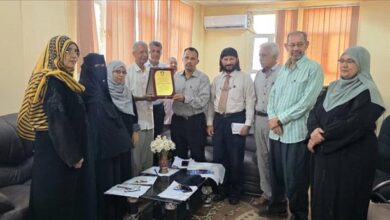 كلية العلوم الإدارية بعدن تكرّم الاستاذ / محمد عمر مكنون احد  أعضاء هيئة التدريس  المتميزين