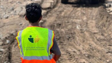 مؤسسة أولاد الصغير التنموية تواصل جهودها في فتح الطرقات ومساندة الأسر المتضررة بعدن