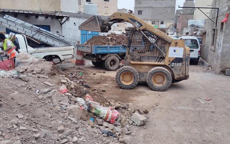 مؤسسة أولاد الصغير التنموية تواصل جهودها في رفع مخلفات الامطار بحي الرصافي