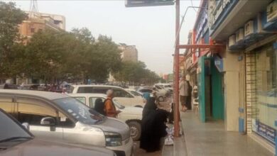 محلات بيع الجوالات بشارع عبدالعزيز بالمنصورة تواصل بيع البضائع بالريال السعودي بسعر صرف 550 يمني