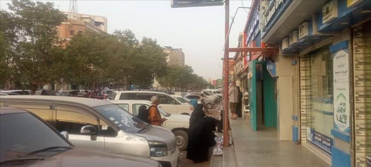 محلات بيع الجوالات بشارع عبدالعزيز بالمنصورة تواصل بيع البضائع بالريال السعودي بسعر صرف 550 يمني
