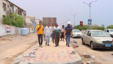 مدير عام خورمكسر يتفقد مشروع إعادة تأهيل رصيف الكورنيش