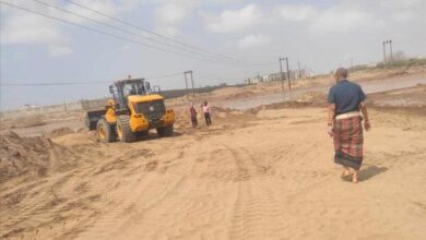 مدير مياه عدن يتفقد أعمال إصلاح الخط الرئيسي المتضرر من السيول