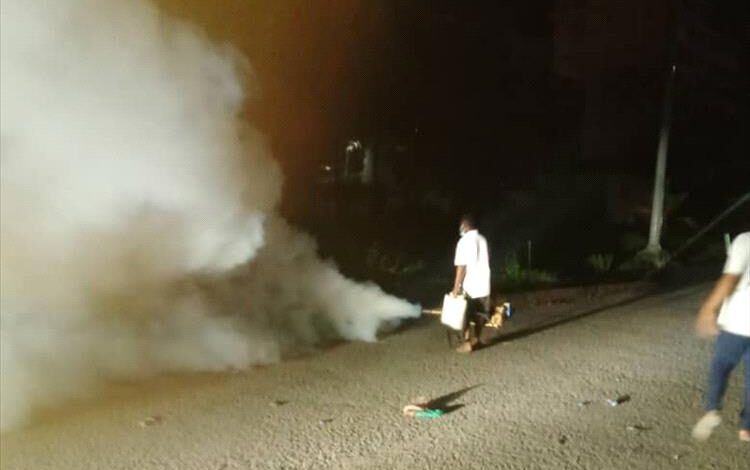 مستشفى الصداقة يشهد حملة رش ضبابي ونظافة واسعة بعد هطول الأمطار الغزيرة