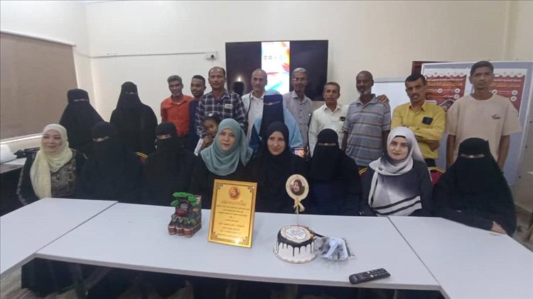 مشرفو المراكز في المخيمات الصيفية التعليمية بمديرية المعلا يكرِّمون مدير إدارة التربية والتعليم بالمعلا