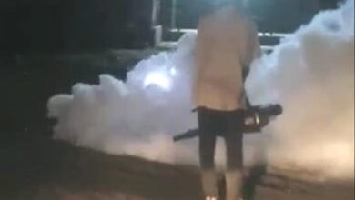 مكتب الأشغال العامة ينفذ حملة رش ضبابي للقضاء على الحشرات الناقلة للأمراض في التواهي