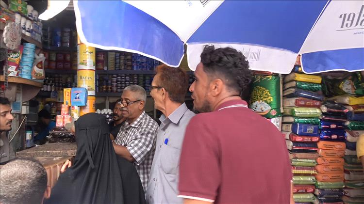 مكتب الصناعة في عدن ينفذ نزول ميداني لضبط الأسعار عقب تعافي العملة الوطنية