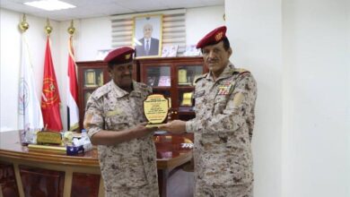 نائب رئيس هيئة الأركان العامة يكرم قائد محور خرز تقديرًا لجهوده في قيادة العمليات العسكرية