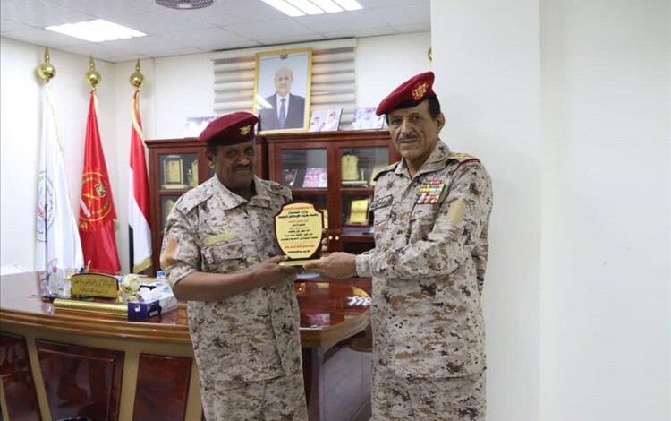 نائب رئيس هيئة الأركان العامة يكرم قائد محور خرز تقديرًا لجهوده في قيادة العمليات العسكرية
