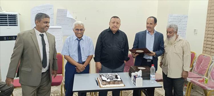 نائب وزير الخدمة المدنية ورئيس المؤسسة يكرمان المشاركين في دورة الصياغة الفعالة للأوامر والتقارير الإدارية