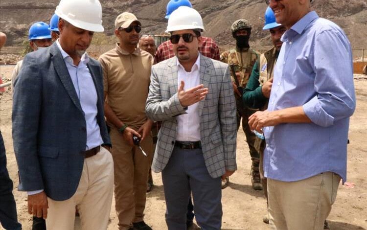 نائب وزير المياه والبيئة يطلع على نشاط مؤسسة المياه بعدن ويتفقد عدداً من المشاريع