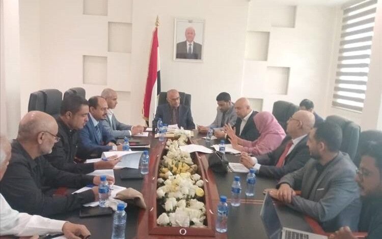 وزير التخطيط والقائم بأعمال وزير الاتصالات يناقش في تقرير قطاع الاتصالات وخطة التعافي