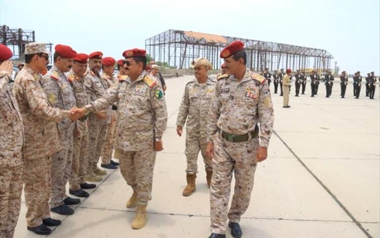 وزير الدفاع يعود إلى عدن