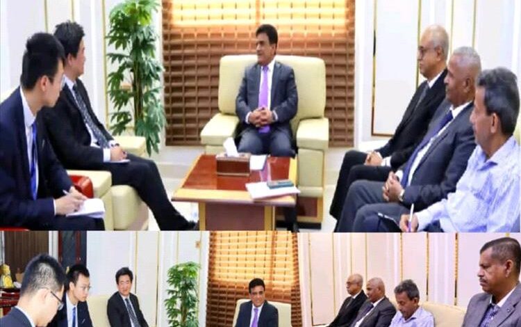 وزير النفط يبحث مع القائم بأعمال السفارة الصينية سُبل تعزيز التعاون والاستثمار في قطاع النفط والطاقة