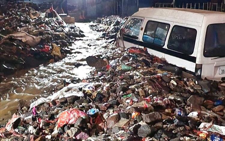وضع كارثي في المعلا.. مياه الأمطار ومخلفات السيول تشل الحركة وتغلق شوارع رئيسية