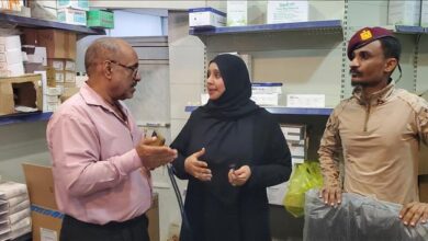 وكيلة نيابة الصناعة بعدن تواصل ضبط سوق الأدوية وتغلق وكالات وشركات مخالفة في المنصورة