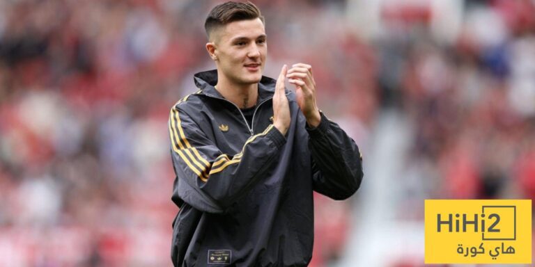 سيسكو يتفوق على العديد من الاساطير في سنه