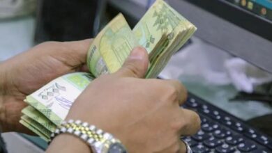 اقتصاديون لـ"2 ديسمبر": حظر الدفع بالعملات الأجنبية سيعزز استقرار الريال اليمني