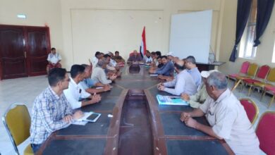 الاجتماع الدوري بالمخا يستعرض الاستعدادات للعام الدراسي ومتابعة الأسواق