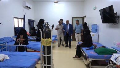 الحديدة.. المحافظ يتفقد قسم رقود الأطفال المصابين بسوء التغذية في مستشفى حيس