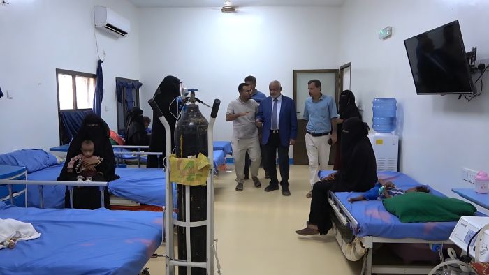 الحديدة.. المحافظ يتفقد قسم رقود الأطفال المصابين بسوء التغذية في مستشفى حيس