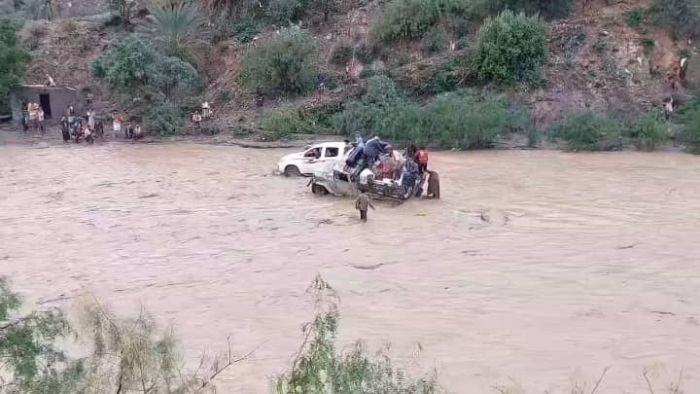 الدفاع المدني بلحج ينقذ 6 أشخاص وينتشل 3 جثث إثر السيول