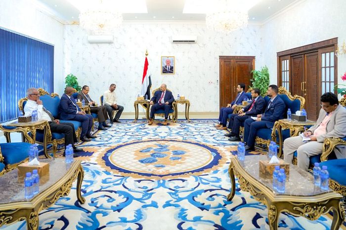 الزُبيدي يُحذّر من تخادم إرهابي بين الحوثيين وحركة الشباب الصومالية والقاعدة