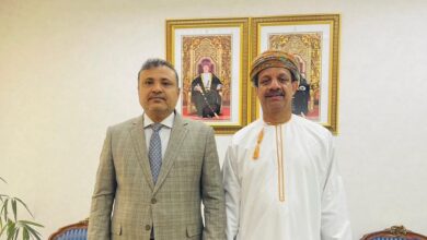 السفير بن شطيف يبحث مع مسؤول عُماني تعزيز التعاون في المجال الثقافي والتعليم الجامعي