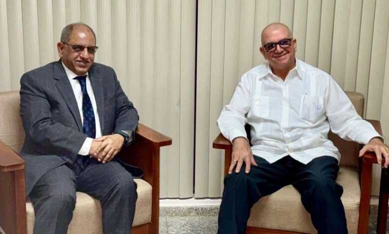 السفير ناشر يبحث مع مسؤول كوبي تعزيز العلاقات الثنائية