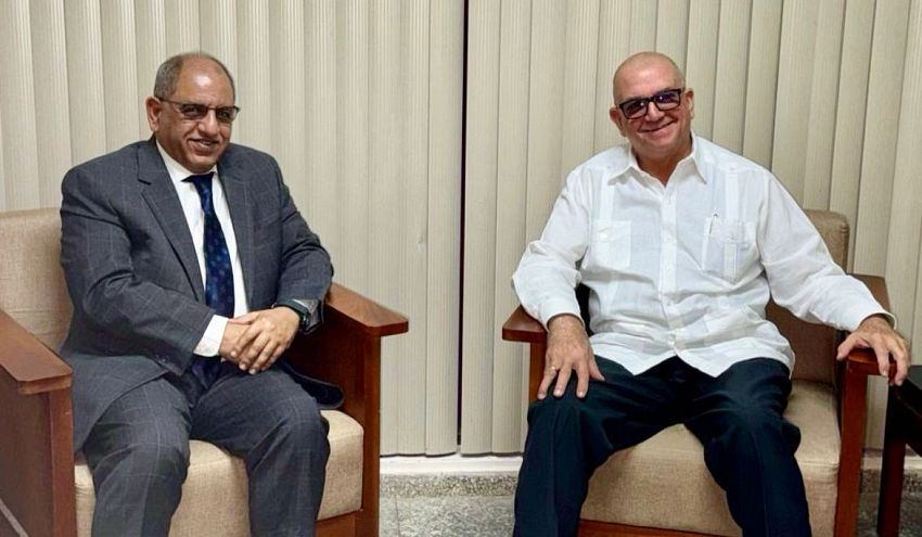 السفير ناشر يبحث مع مسؤول كوبي تعزيز العلاقات الثنائية