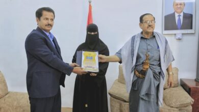 السلطة المحلية بمأرب تكرّم الطالبة اميمة الأولى في اختبارات الثانوية العامة على مستوى المحافظة