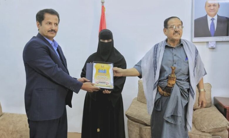 السلطة المحلية بمأرب تكرّم الطالبة اميمة الأولى في اختبارات الثانوية العامة على مستوى المحافظة