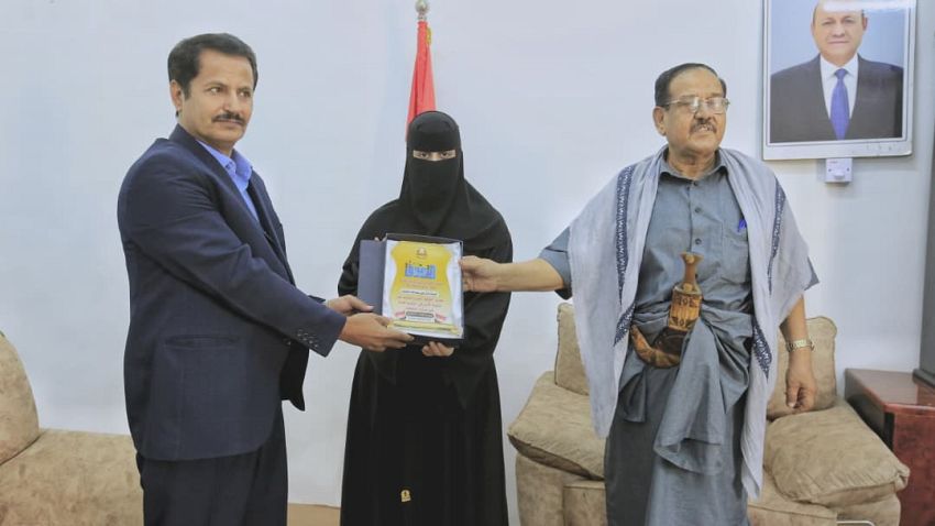 السلطة المحلية بمأرب تكرّم الطالبة اميمة الأولى في اختبارات الثانوية العامة على مستوى المحافظة