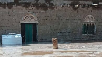 العثور على جثة أحد ضحايا السيول في عدن