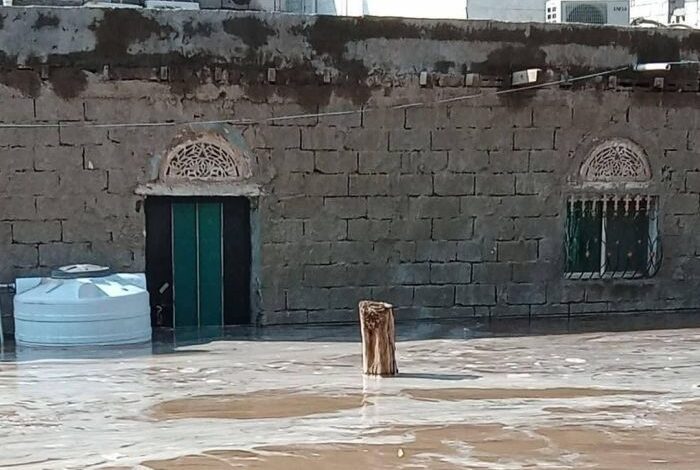 العثور على جثة أحد ضحايا السيول في عدن