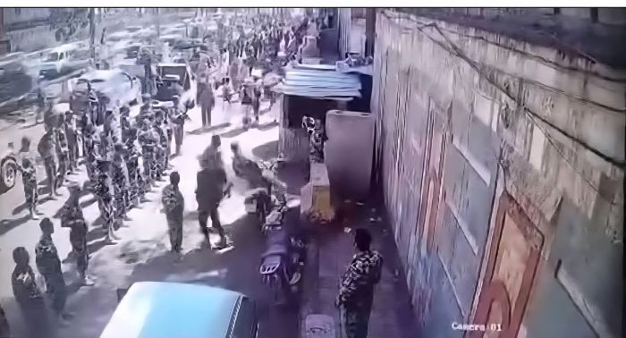 العرض الحوثي أمام منزل "الأحمر".. رسائل تهديد مبطنة وتكريس للترهيب