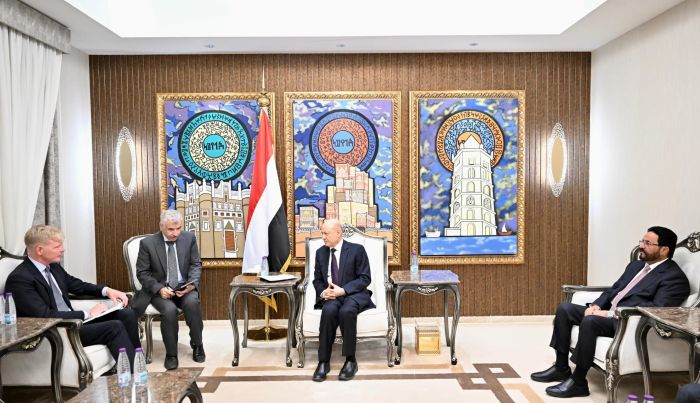 العليمي لـ"المبعوث الأممي": لا سلام دون إنهاء الفكر السلالي للمليشيا الحوثية