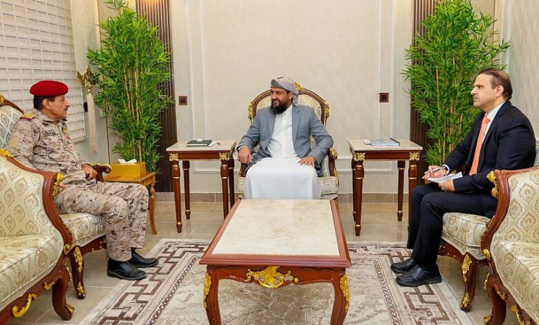 المحرّمي يناقش مع نائب رئيس الأركان تطورات الأوضاع العسكرية وتعزيز التنسيق العملياتي