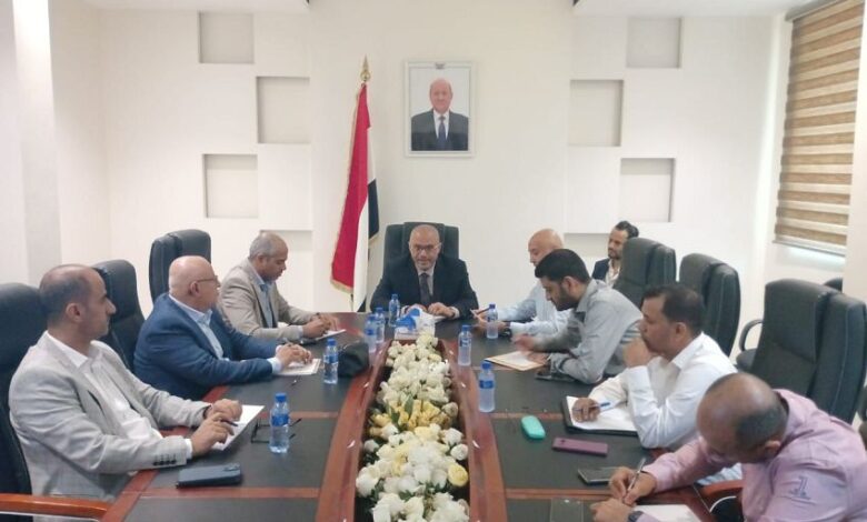 الوزير باذيب يترأس اجتماعاً موسعاً لمناقشة تطوير قطاع الاتصالات