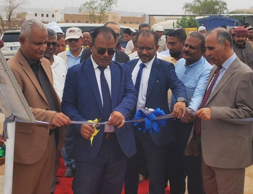 الوكيل العامري يفتتح منظومة طاقة شمسية نظام هجين قدرة ألف كيلو واط لآبار حقل جثمة بسيئون