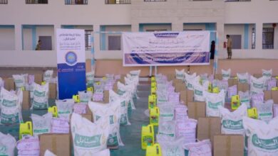 برعاية طارق صالح.. محافظ الحديدة يدشن توزيع سلال غذائية وإيوائية طارئة بدعم الهلال الأحمر الإماراتي