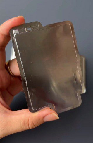 بطارية iPhone 17 Air فائقة النحافة تظهر في أول تسريب مصوّر