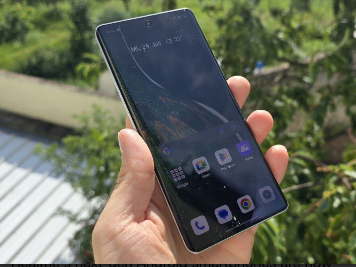 تسريب جديد يكشف انتقال هواتف Realme إلى شاشات LTPS أصغر حجمًا