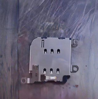 تسريب صور يزعم إظهار منفذ شريحة SIM في iPhone 17 Pro
