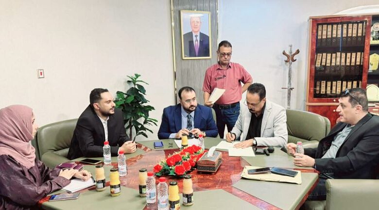 توقيع عقود لاعادة تأهيل وصيانة عدد من الطرق الاستراتيجية في المحافظات المحررة