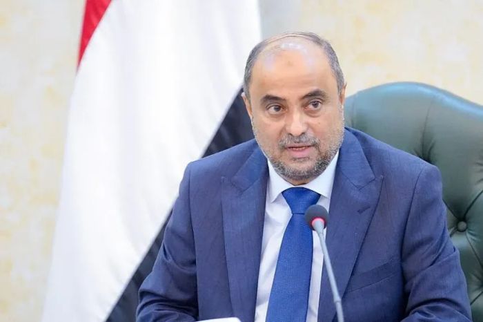رئيس الوزراء يؤكد ضرورة تعزيز وتحصيل الإيرادات وتوريدها إلى الحساب العام للحكومة