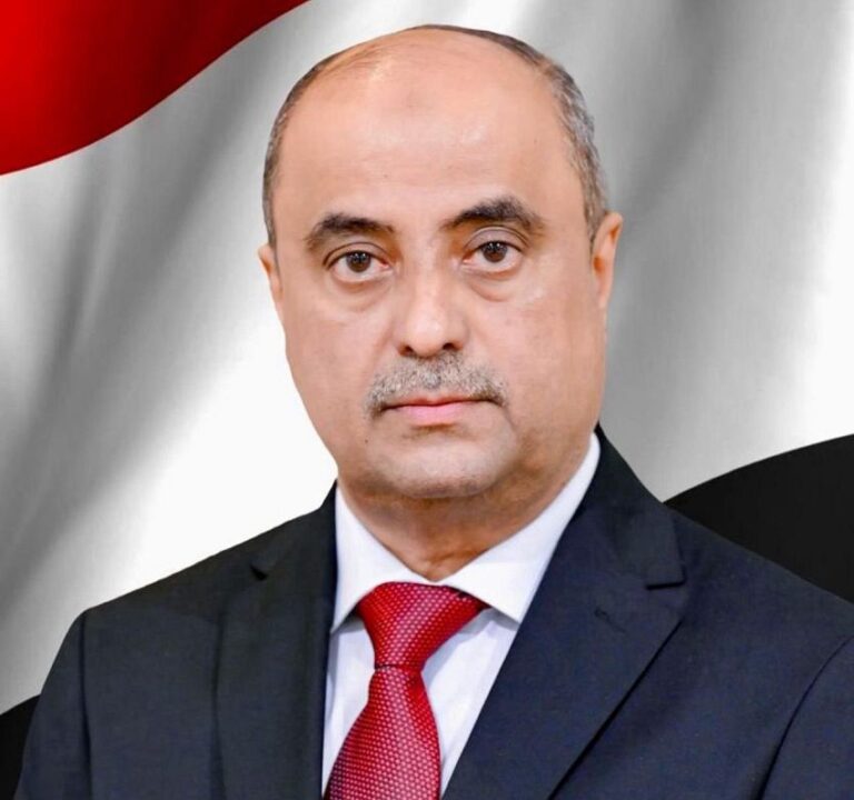 رئيس الوزراء يطلع من محافظ لحج على أحوال المواطنين وجهود ضبط أسعار السلع والخدمات