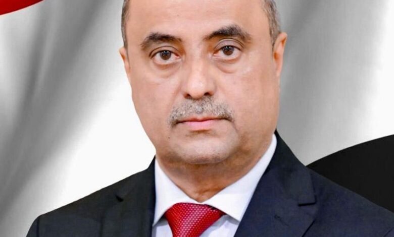 رئيس الوزراء يطلع من محافظ لحج على أحوال المواطنين وجهود ضبط أسعار السلع والخدمات