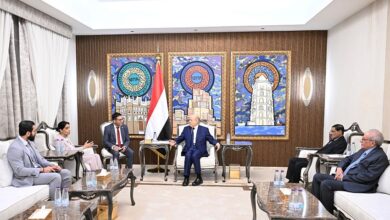 رئيس مجلس القيادة يؤكد اهمية مضاعفة الضغوط الدولية لتقويض اقتصاد الحرب