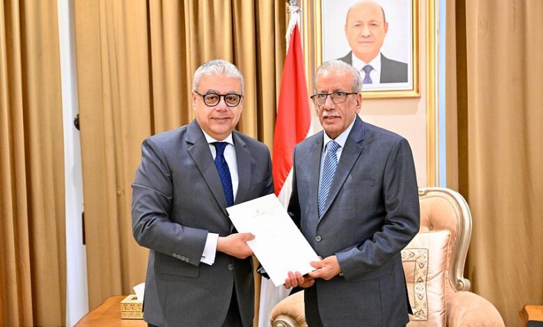 رئيس مجلس القيادة يتلقى دعوة من رئيس جمهورية مصر العربية لحضور افتتاح المتحف المصري الكبير